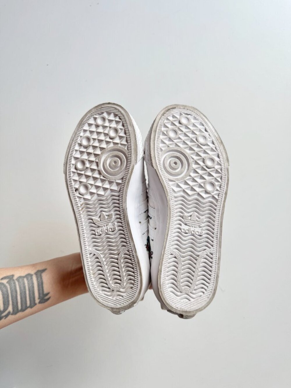 Kids' ADIDAS x DISNEY Nizza Goofy White Canvas Low Top Sneakers, Size 13 - Picture 12 of 15
